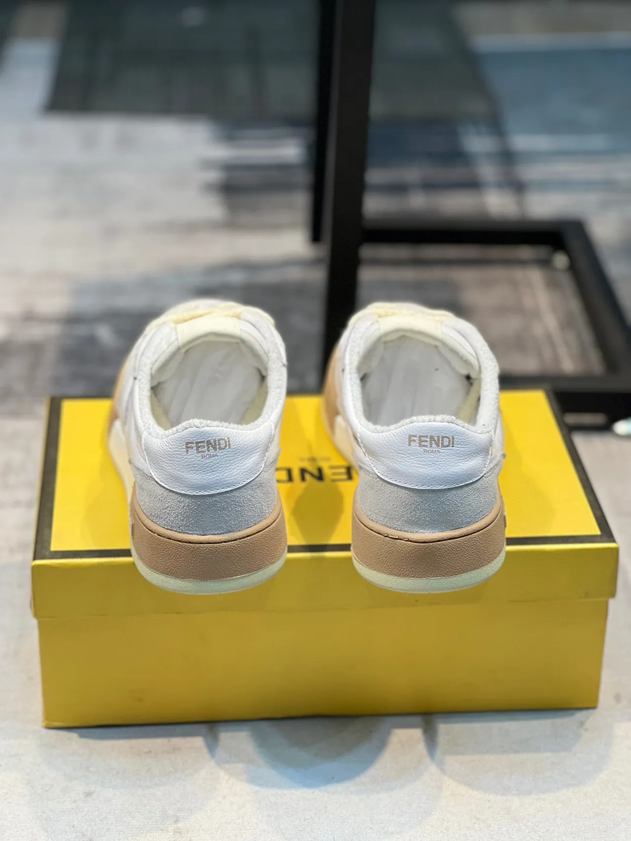 Fendi Tênis Lifestyle Brancos Bege Camada Superior De Couro E Camurça Logo Esculpido Lateral 3