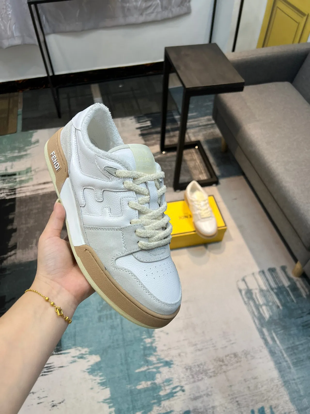 Fendi Tênis Lifestyle Brancos Bege Camada Superior De Couro E Camurça Logo Esculpido Lateral 7