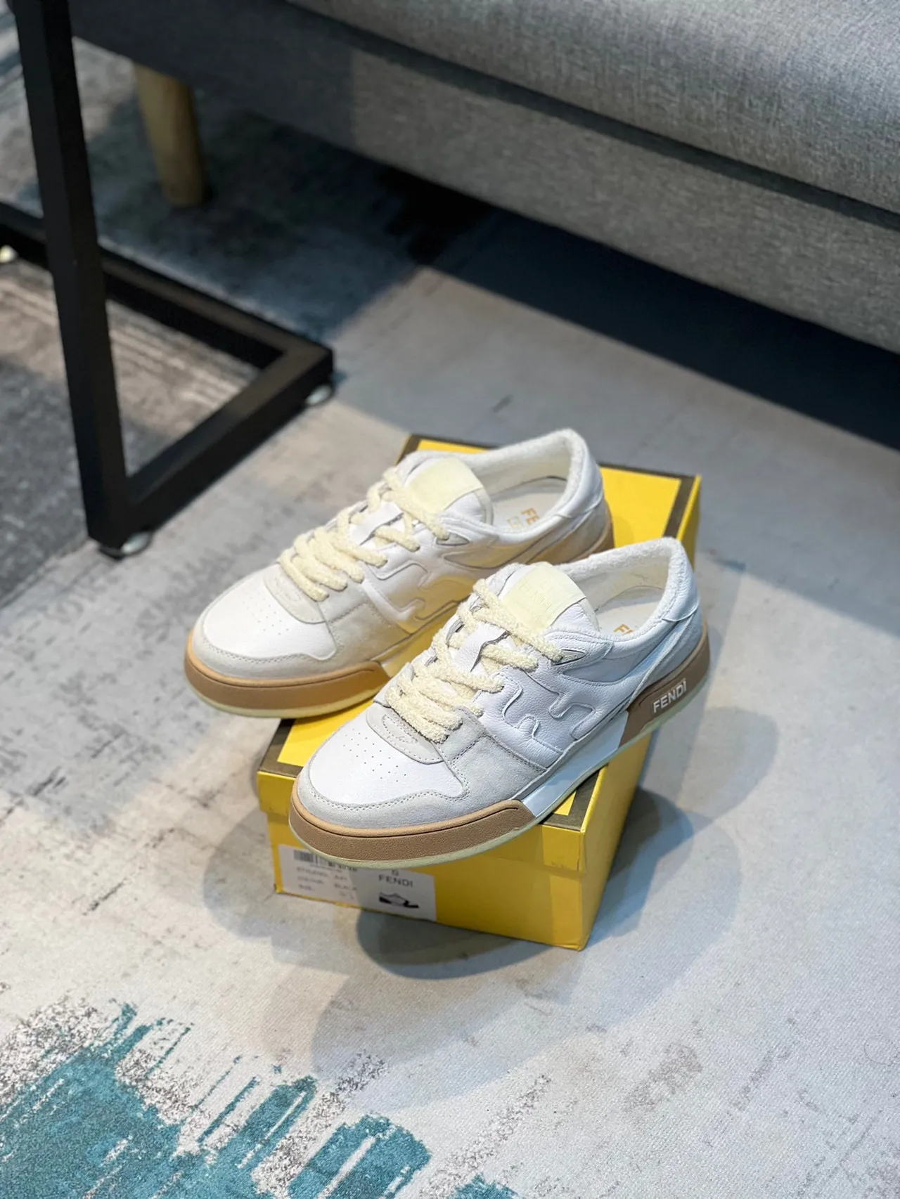 Fendi Tênis Lifestyle Brancos Bege Camada Superior De Couro E Camurça Logo Esculpido Lateral 8