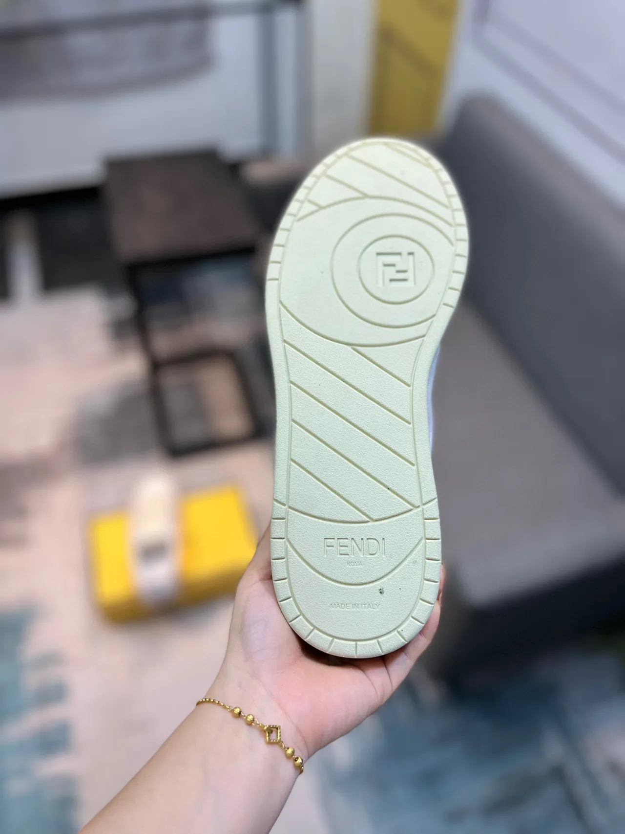 Fendi Tênis Lifestyle Brancos Bege Camada Superior De Couro E Camurça Logo Esculpido Lateral 9