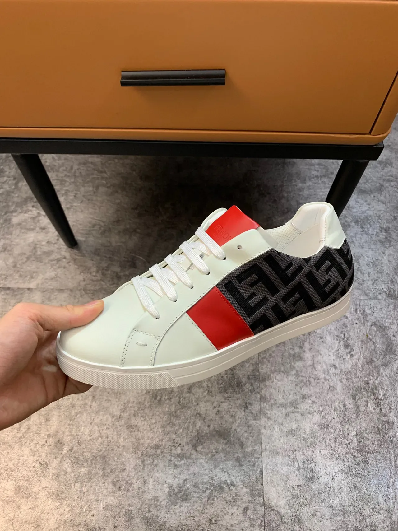 Fendi Baskets Lifestyle Blancs et Rouges Basses en Cuir et Jacquard 3