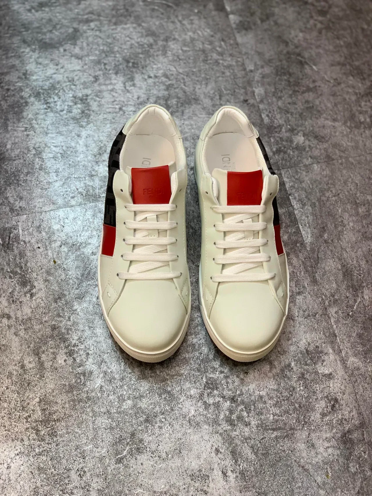 Fendi Baskets Lifestyle Blancs et Rouges Basses en Cuir et Jacquard 4