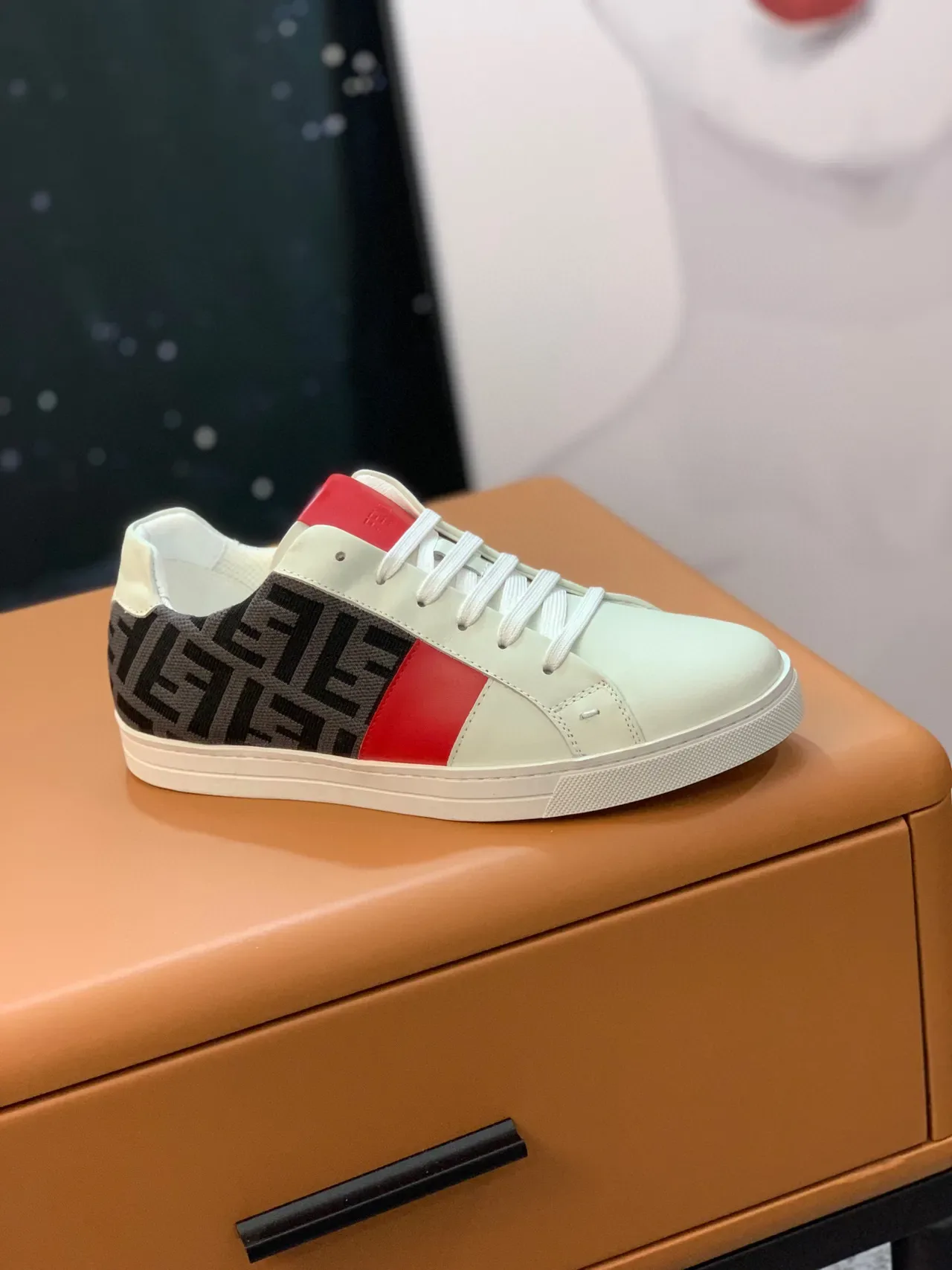Fendi Baskets Lifestyle Blancs et Rouges Basses en Cuir et Jacquard 5