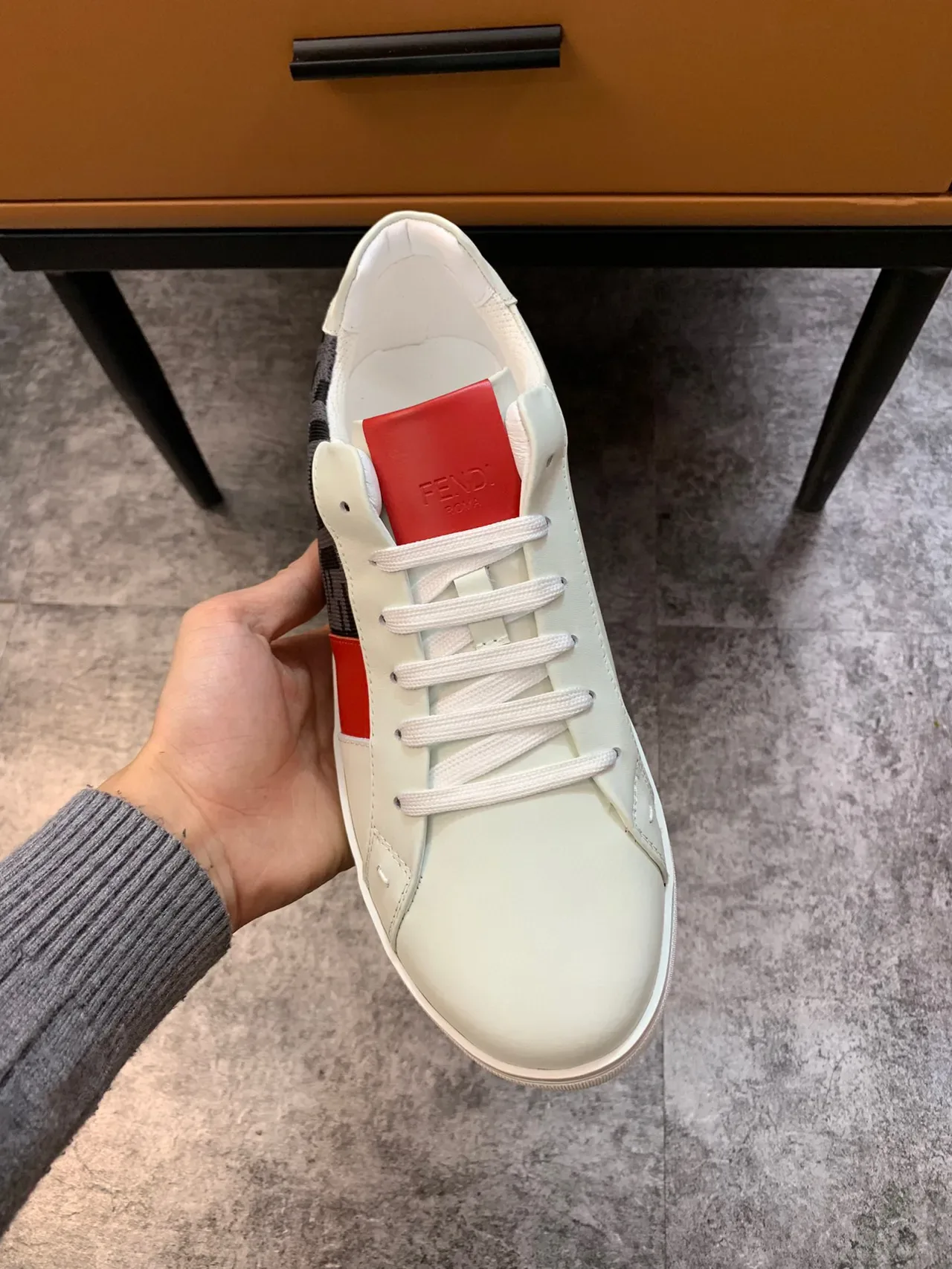 Fendi Baskets Lifestyle Blancs et Rouges Basses en Cuir et Jacquard 7