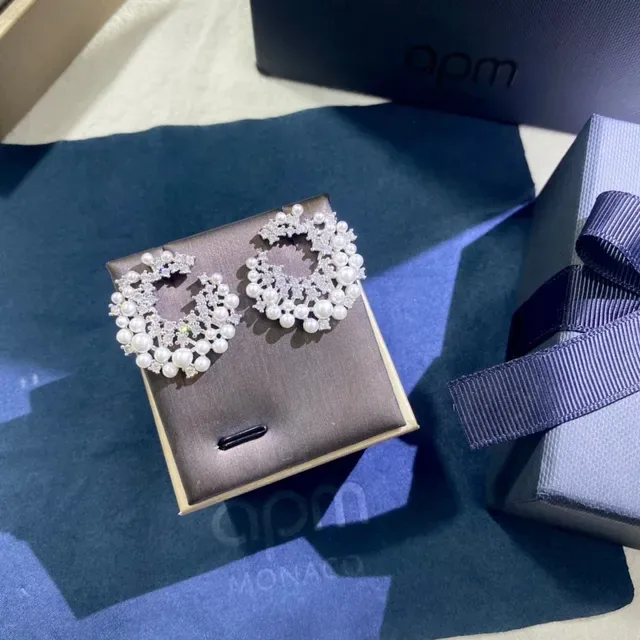apm Monaco Bow-Shaped Pearl and Crystal Brooch 4