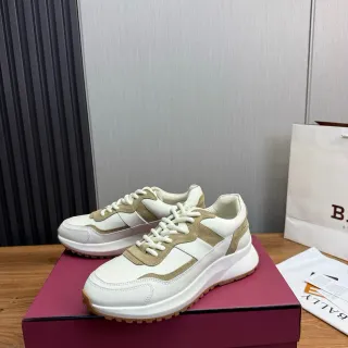 Bally sneakers lifestyle blancos y beige panelados