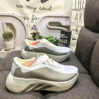 أحذية رياضية بيج وكريم نسيج low top