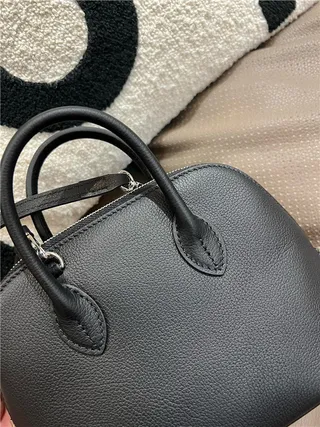 Sac Boston beige marron en forme de dôme avec anse supérieure 6