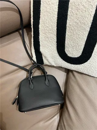 Sac Boston beige marron en forme de dôme avec anse supérieure 7