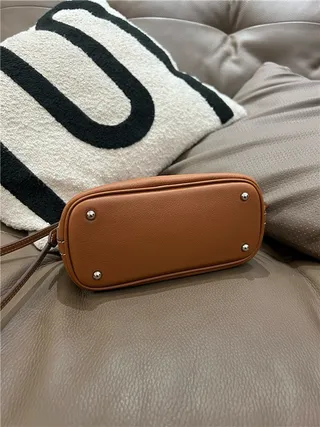 Sac Boston beige marron en forme de dôme avec anse supérieure 11