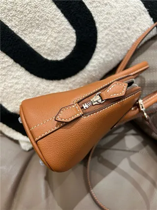 Sac Boston beige marron en forme de dôme avec anse supérieure 12