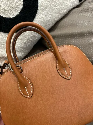 Sac Boston beige marron en forme de dôme avec anse supérieure 14