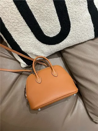 Sac Boston beige marron en forme de dôme avec anse supérieure 15