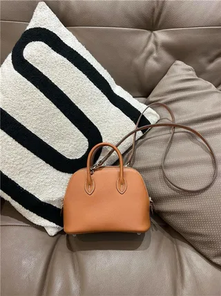 Sac Boston beige marron en forme de dôme avec anse supérieure 16
