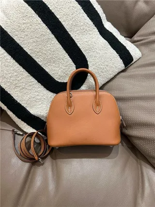 Sac Boston beige marron en forme de dôme avec anse supérieure 17