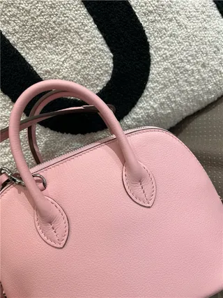 Sac Boston beige marron en forme de dôme avec anse supérieure 23