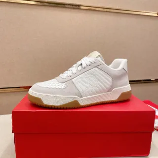 Tênis bege marrom low top com upper em camurça e couro perfurado