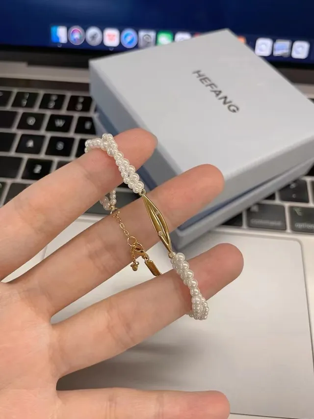Beige Gold Double-Strand Pearl Leaf-Shaped Pendant Bracelet 4