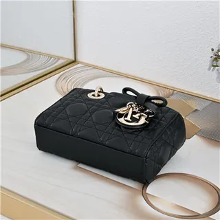 Bolsa Boston beige acolchada con asa superior, correa de cadena y acento de lazo 5