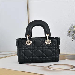 Bolsa Boston beige acolchada con asa superior, correa de cadena y acento de lazo 7