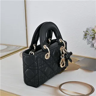 Bolsa Boston beige acolchada con asa superior, correa de cadena y acento de lazo 8