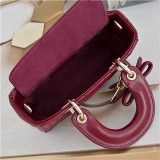 Bolsa Boston beige acolchada con asa superior, correa de cadena y acento de lazo 12