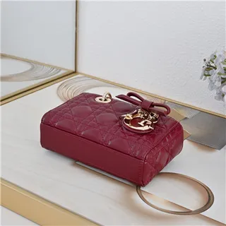 Bolsa Boston beige acolchada con asa superior, correa de cadena y acento de lazo 14