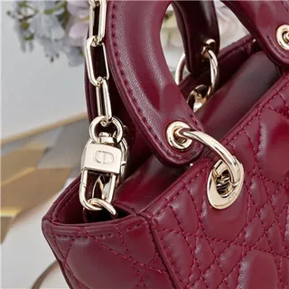 Bolsa Boston beige acolchada con asa superior, correa de cadena y acento de lazo 15