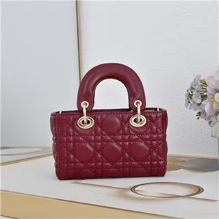 Bolsa Boston beige acolchada con asa superior, correa de cadena y acento de lazo 16