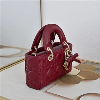 Bolsa Boston beige acolchada con asa superior, correa de cadena y acento de lazo 17