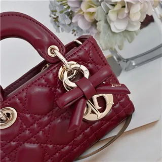 Bolsa Boston beige acolchada con asa superior, correa de cadena y acento de lazo 18