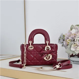 Bolsa Boston beige acolchada con asa superior, correa de cadena y acento de lazo 19
