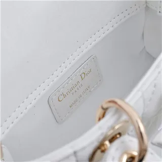 Bolsa Boston beige acolchada con asa superior, correa de cadena y acento de lazo 20