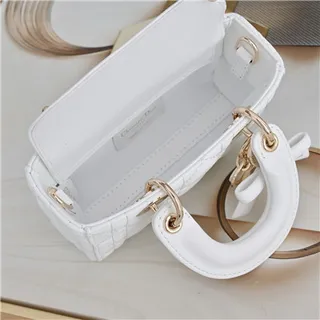 Bolsa Boston beige acolchada con asa superior, correa de cadena y acento de lazo 21