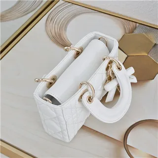Bolsa Boston beige acolchada con asa superior, correa de cadena y acento de lazo 22