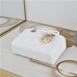 Bolsa Boston beige acolchada con asa superior, correa de cadena y acento de lazo 23