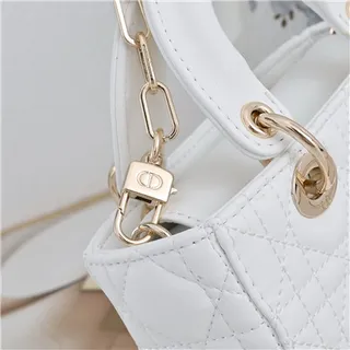 Bolsa Boston beige acolchada con asa superior, correa de cadena y acento de lazo 24