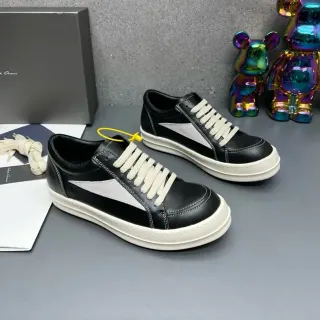 Tênis lifestyle de couro preto e branco com painéis