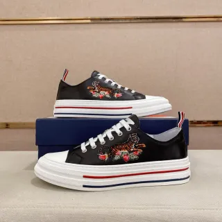 Zapatillas de plataforma lifestyle negras bordadas con tigre y rosa