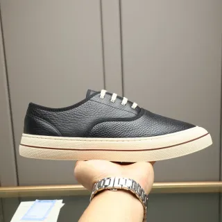 Sapato casual de couro preto com textura pebbled e cadarços