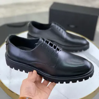 Sapatos Oxford de couro preto com cap toe polido