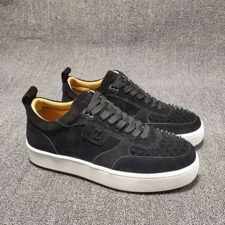 Zapatillas lifestyle de bajo tobillo en negro ante y cuero con tachas en la punta