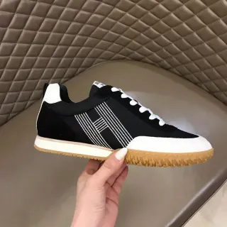 Sneakers pretas brancas inspiradas em retro com painel lateral listrado