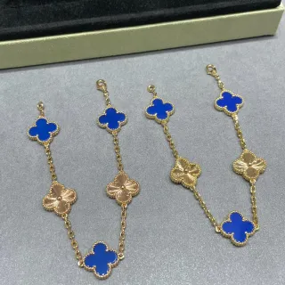 Pulsera de encantos de esmalte con forma de trébol y eslabones de cadena en azul y oro
