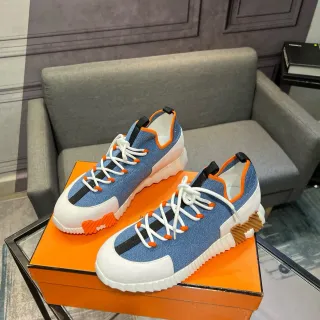 Zapatillas deportivas azul y naranja con upper de denim-knit y piping contrastante