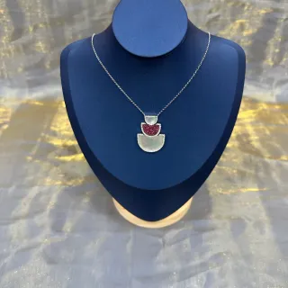 Colar com pingente em forma de leque de múltiplos níveis com gemas pavé em azul e vermelho