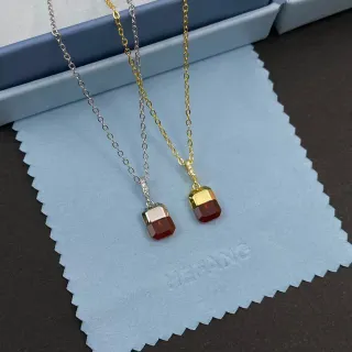 Collier pendentif rectangulaire facetté en or bordeaux avec monture métallique bicolore