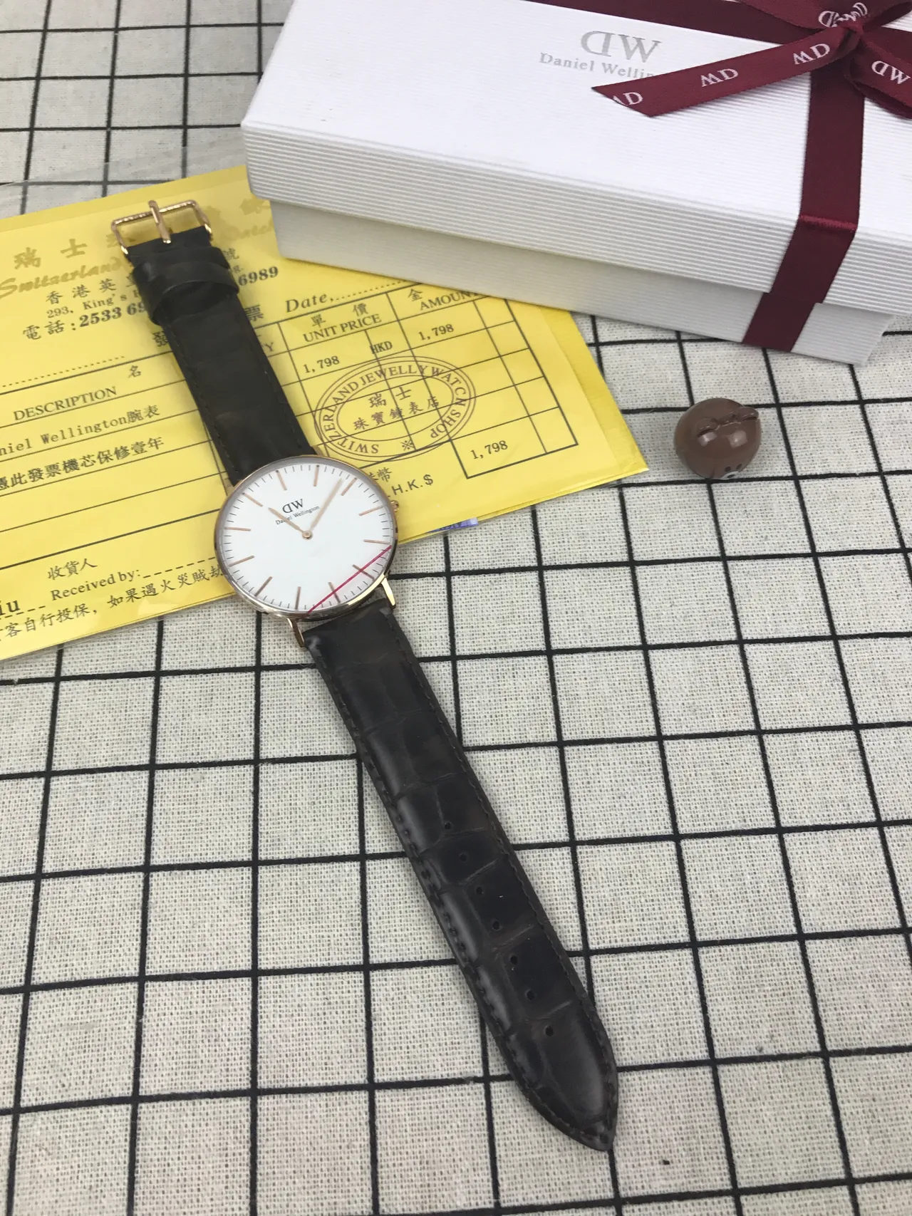 Daniel Wellington Black White Minimalist Dial Alligator-Embossed Leather Strap Quartz Watch 2