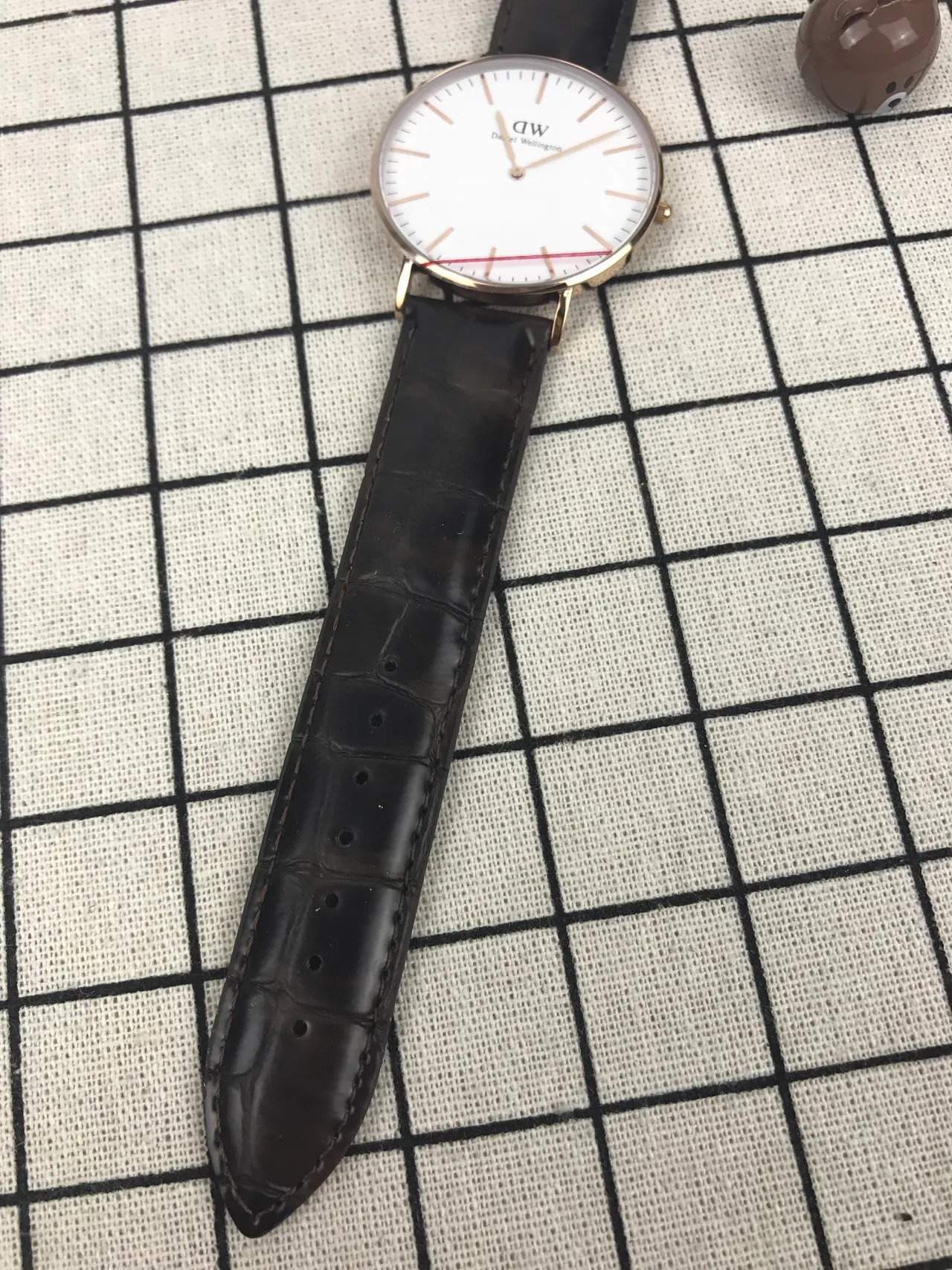 Daniel Wellington Black White Minimalist Dial Alligator-Embossed Leather Strap Quartz Watch 4