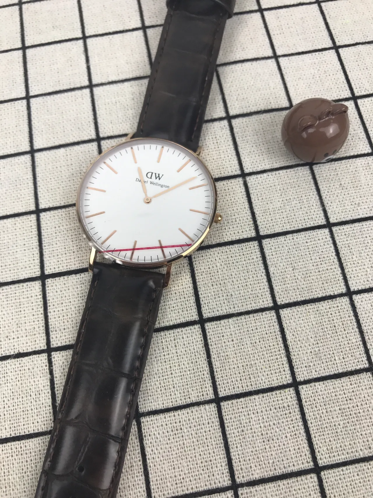 Daniel Wellington Black White Minimalist Dial Alligator-Embossed Leather Strap Quartz Watch 5